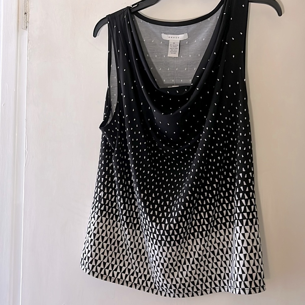 New with tags this Black and white with a geometric pattern!